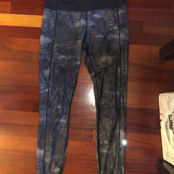 SOLD lululemon size 8 inseam around 28 inch - Picture 1 of 7